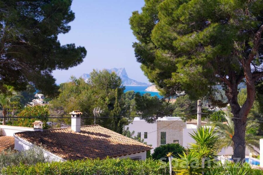 Villa Zara in Moraira is near the sea and has beautiful views