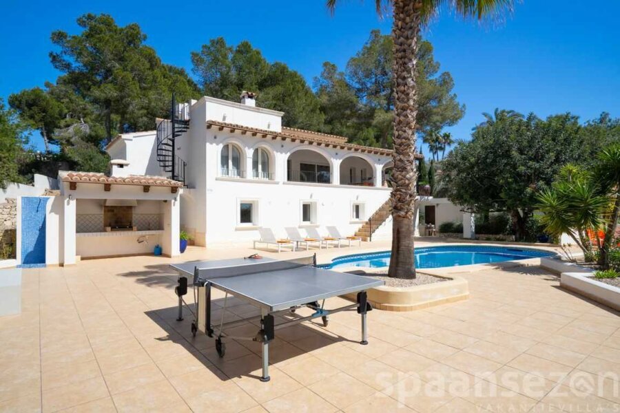 Vakantiehuis Zara in Moraira heeft onder andere een pingpongtafel in de tuin staan