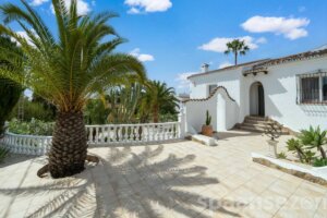 Villa Paraiso in Moraira is a single storey villa with only 4 steps to enter the house