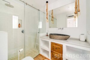 Villa Paraiso in Moraira has 2 bathrooms, 1 of which is en-suite