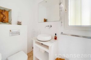 Villa Paraiso in Moraira has 2 bathrooms, 1 of which is en-suite