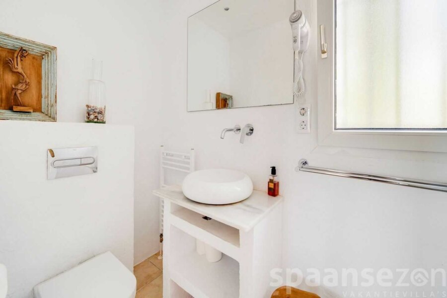 Villa Paraiso in Moraira has 2 bathrooms, 1 of which is en-suite