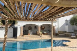 Villa Paraiso in Moraira heeft direct aan het zwembad een overdekte loungehoek
