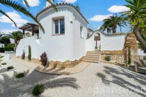 Villa Paraiso in Moraira is a detached villa with 3 bedrooms and a private pool
