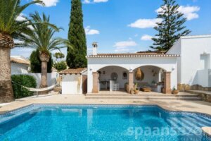 Villa Paraiso in Moraira heeft direct aan het zwembad een overdekte loungehoek