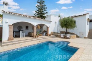 Villa Paraiso in Moraira heeft direct aan het zwembad een overdekte loungehoek