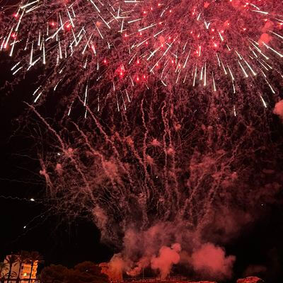 Meerdere keren per jaar is bij het Kasteel van Moraira een grote vuurwerkshow