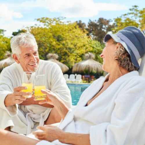 In de winterzon op het terras een drankje drinken