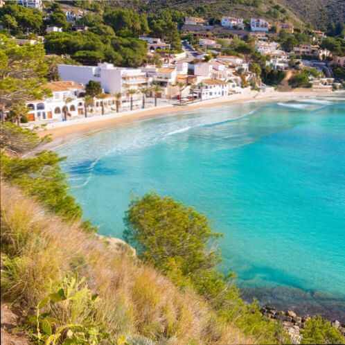 De baai van El Portet aan de Costa Blanca in Spanje