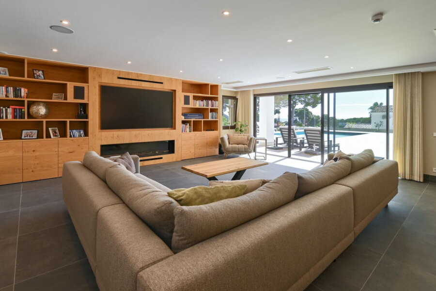 Villa Mos in Moraira heeft een ruime woonkamer met toegang tot het ruime terras.