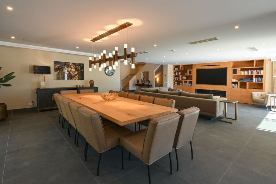 Villa Mos heeft een grote eettafel voor 14 personen.
