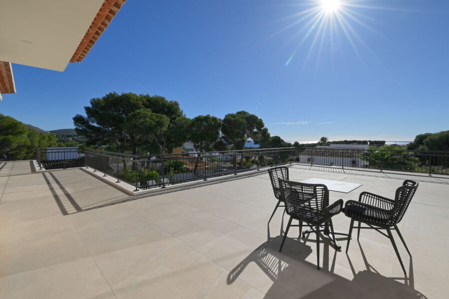 Villa Mos heeft vanaf de eerste verdieping panoramisch zeezicht.
