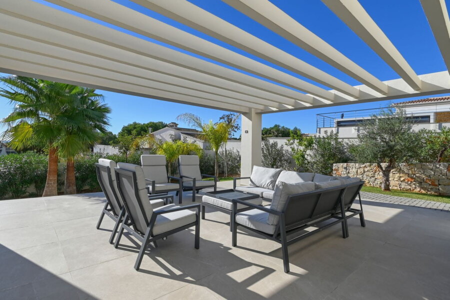 Villa Mos in Moraira heeft een in de mediterrane tuin meerdere zitjes