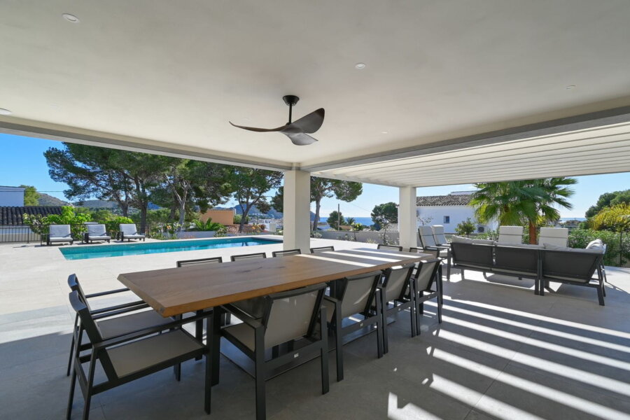 Villa Mos in Moraira heeft een groot overdekt terras met 14 persoons eettafel,