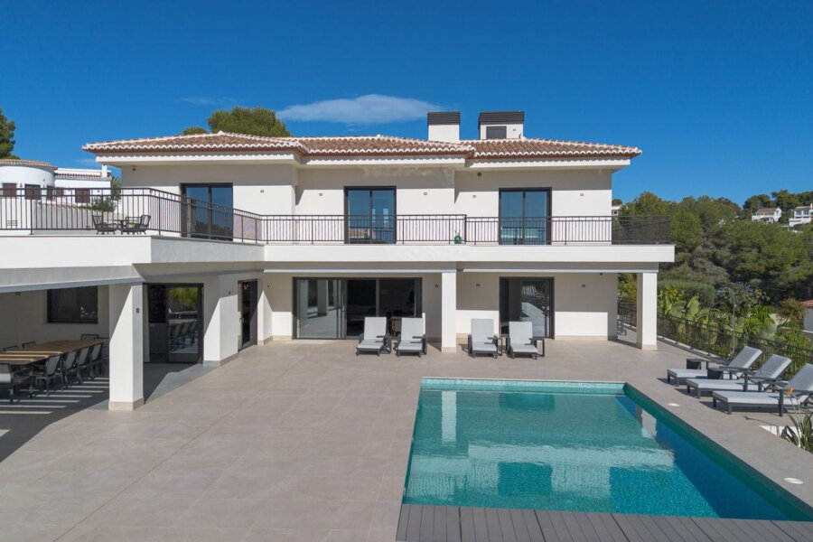 Villa Mos in Moraira heeft een ruime mediterrane tuin met groot zwembad