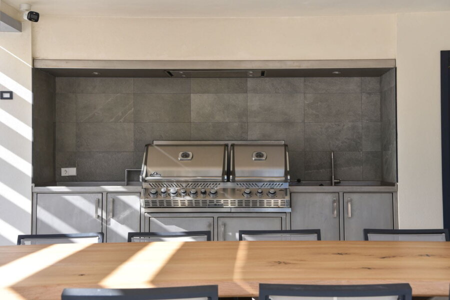 Villa Mos in Moraira heeft een XL barbecue in de buitenkeuken